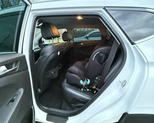 Белый Хендай Туксон, объемом двигателя 2 л и пробегом 152 тыс. км за 18500 $, фото 16 на Automoto.ua