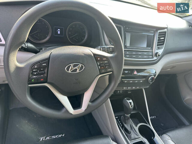 Белый Хендай Туксон, объемом двигателя 2 л и пробегом 103 тыс. км за 15800 $, фото 12 на Automoto.ua