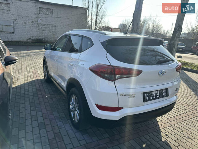 Белый Хендай Туксон, объемом двигателя 2 л и пробегом 103 тыс. км за 15800 $, фото 3 на Automoto.ua