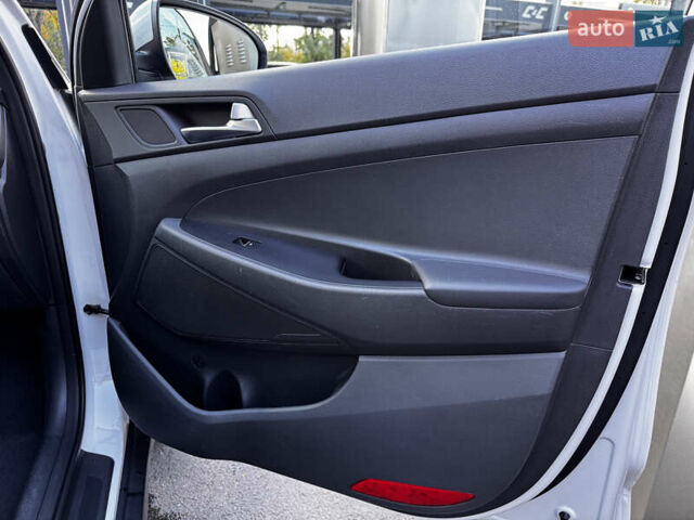 Хендай Туксон 2016 в Одессе на Automoto.ua Белый Хендай Туксон, объемом двигателя 2 л и пробегом 148 тыс. км за 20500 $, фото 18 на Automoto.ua