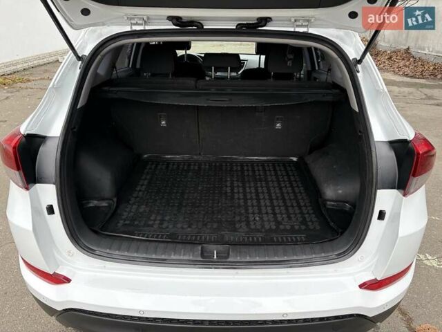 Белый Хендай Туксон, объемом двигателя 2 л и пробегом 203 тыс. км за 19000 $, фото 15 на Automoto.ua