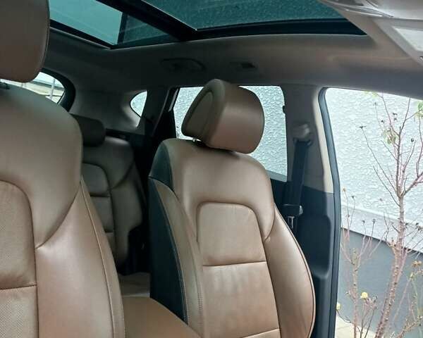 Белый Хендай Туксон, объемом двигателя 2 л и пробегом 158 тыс. км за 21000 $, фото 5 на Automoto.ua