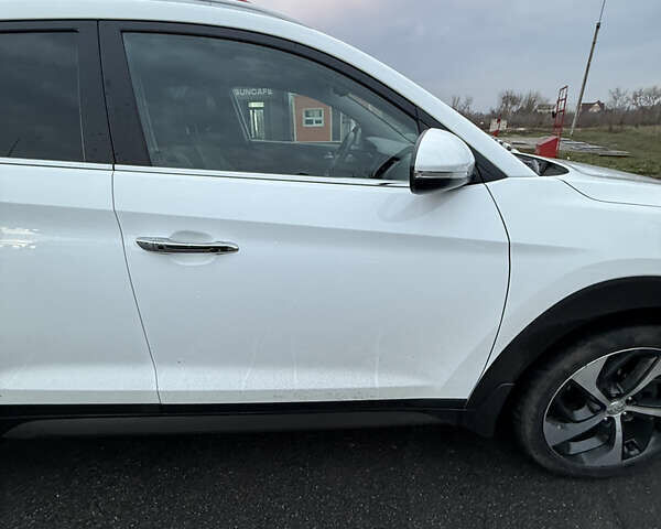 Белый Хендай Туксон, объемом двигателя 2 л и пробегом 152 тыс. км за 18500 $, фото 29 на Automoto.ua