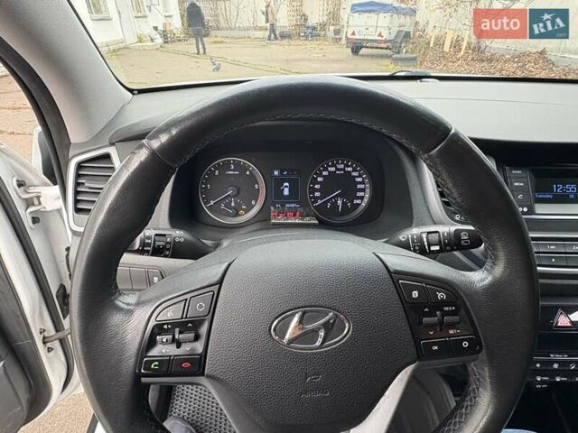 Белый Хендай Туксон, объемом двигателя 2 л и пробегом 203 тыс. км за 19000 $, фото 8 на Automoto.ua