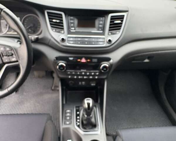 Белый Хендай Туксон, объемом двигателя 2 л и пробегом 203 тыс. км за 19000 $, фото 5 на Automoto.ua