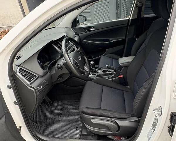 Белый Хендай Туксон, объемом двигателя 2 л и пробегом 203 тыс. км за 19000 $, фото 6 на Automoto.ua