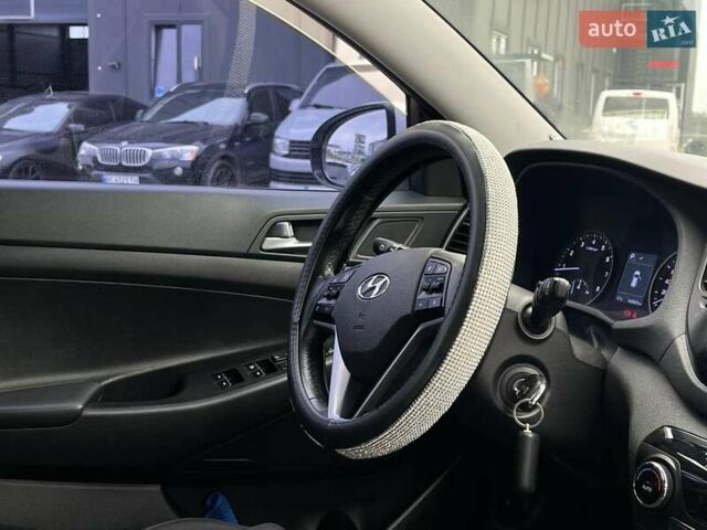 Белый Хендай Туксон, объемом двигателя 2 л и пробегом 147 тыс. км за 18740 $, фото 14 на Automoto.ua