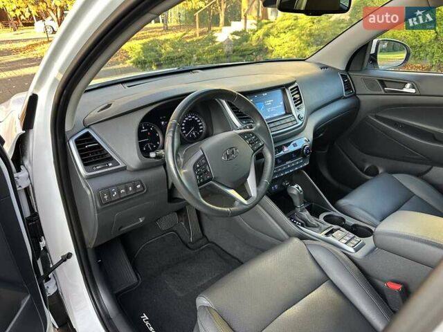 Білий Хендай Туксон, об'ємом двигуна 2 л та пробігом 148 тис. км за 22500 $, фото 16 на Automoto.ua