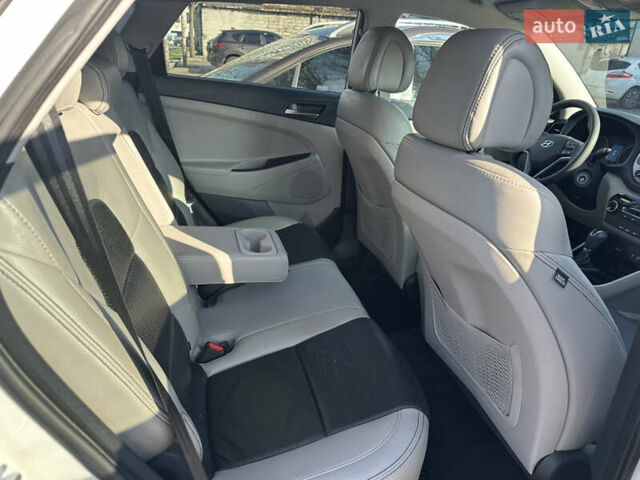 Белый Хендай Туксон, объемом двигателя 2 л и пробегом 103 тыс. км за 15800 $, фото 6 на Automoto.ua