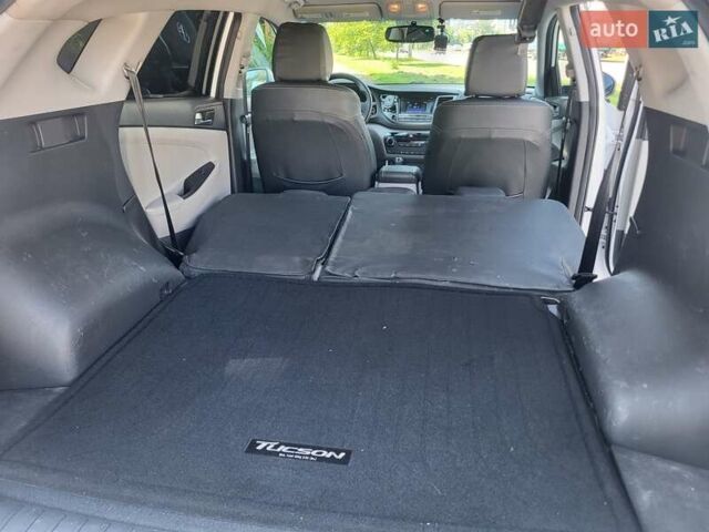 Білий Хендай Туксон, об'ємом двигуна 2 л та пробігом 185 тис. км за 13700 $, фото 14 на Automoto.ua