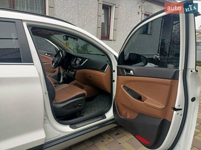 Белый Хендай Туксон, объемом двигателя 2 л и пробегом 158 тыс. км за 21000 $, фото 1 на Automoto.ua