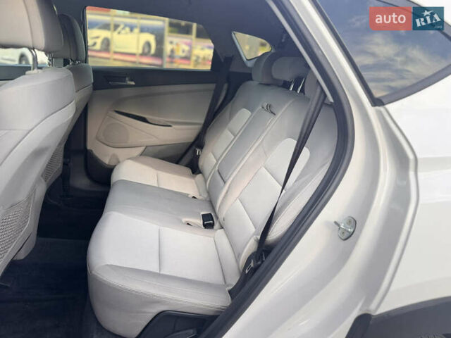 Белый Хендай Туксон, объемом двигателя 2 л и пробегом 130 тыс. км за 15998 $, фото 15 на Automoto.ua