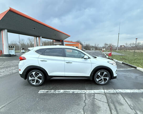 Белый Хендай Туксон, объемом двигателя 2 л и пробегом 152 тыс. км за 18500 $, фото 3 на Automoto.ua