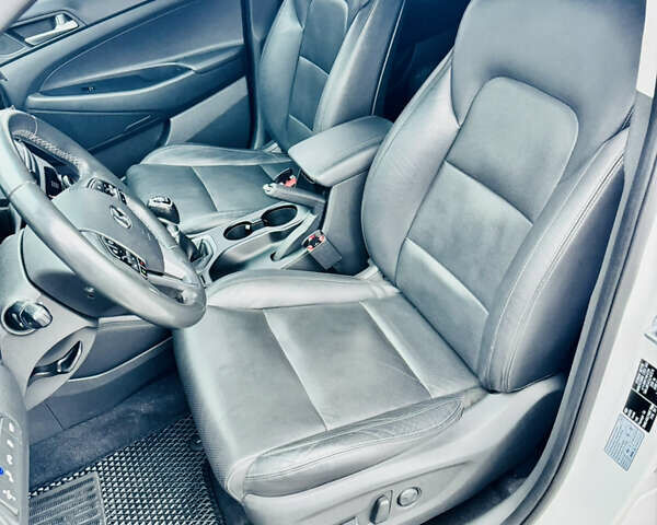 Белый Хендай Туксон, объемом двигателя 2 л и пробегом 173 тыс. км за 17200 $, фото 14 на Automoto.ua