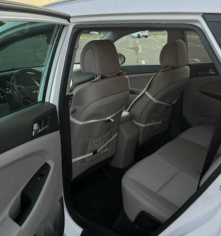 Білий Хендай Туксон, об'ємом двигуна 1.6 л та пробігом 80 тис. км за 16500 $, фото 10 на Automoto.ua