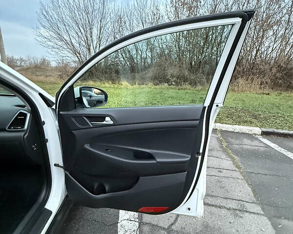 Белый Хендай Туксон, объемом двигателя 2 л и пробегом 152 тыс. км за 18500 $, фото 22 на Automoto.ua