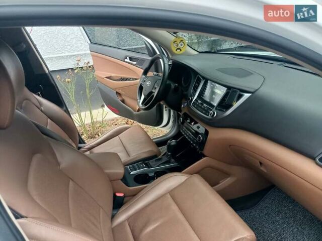 Белый Хендай Туксон, объемом двигателя 2 л и пробегом 158 тыс. км за 21000 $, фото 4 на Automoto.ua