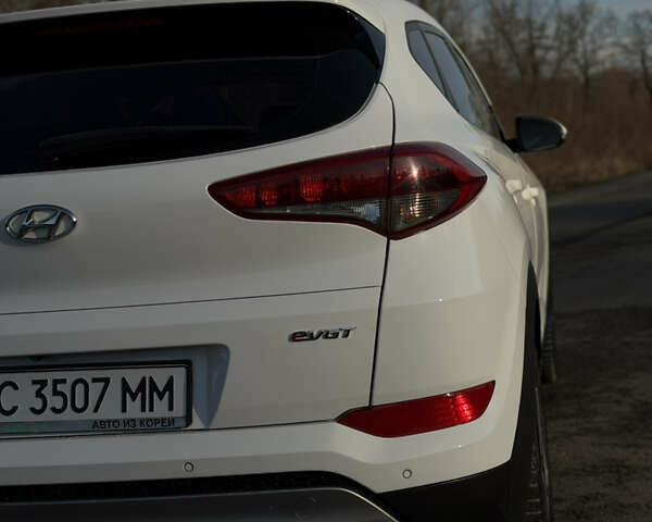 Белый Хендай Туксон, объемом двигателя 2 л и пробегом 184 тыс. км за 19700 $, фото 3 на Automoto.ua