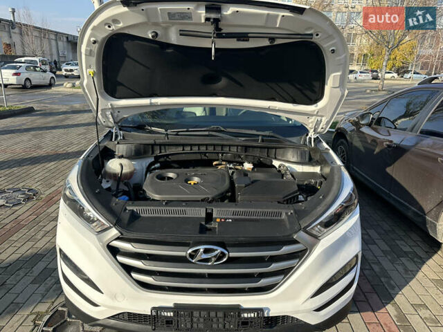 Белый Хендай Туксон, объемом двигателя 2 л и пробегом 103 тыс. км за 15800 $, фото 4 на Automoto.ua
