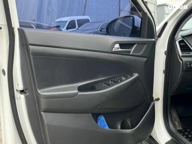 Белый Хендай Туксон, объемом двигателя 2 л и пробегом 147 тыс. км за 18740 $, фото 38 на Automoto.ua