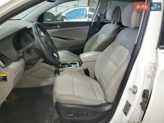 Белый Хендай Туксон, объемом двигателя 2 л и пробегом 102 тыс. км за 2900 $, фото 6 на Automoto.ua