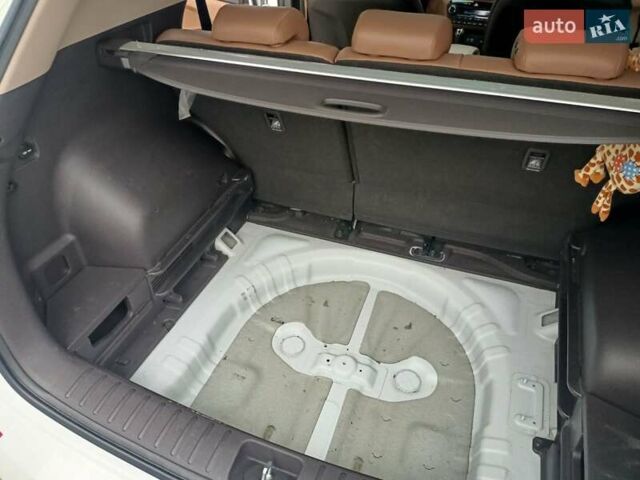Белый Хендай Туксон, объемом двигателя 2 л и пробегом 158 тыс. км за 21000 $, фото 12 на Automoto.ua