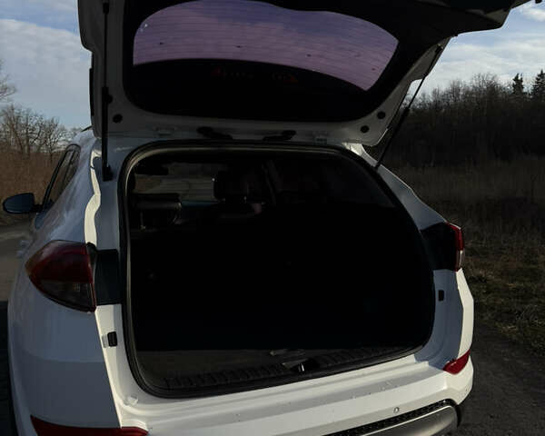 Белый Хендай Туксон, объемом двигателя 2 л и пробегом 184 тыс. км за 19700 $, фото 4 на Automoto.ua