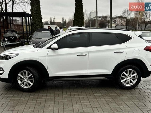 Белый Хендай Туксон, объемом двигателя 2 л и пробегом 173 тыс. км за 17200 $, фото 2 на Automoto.ua