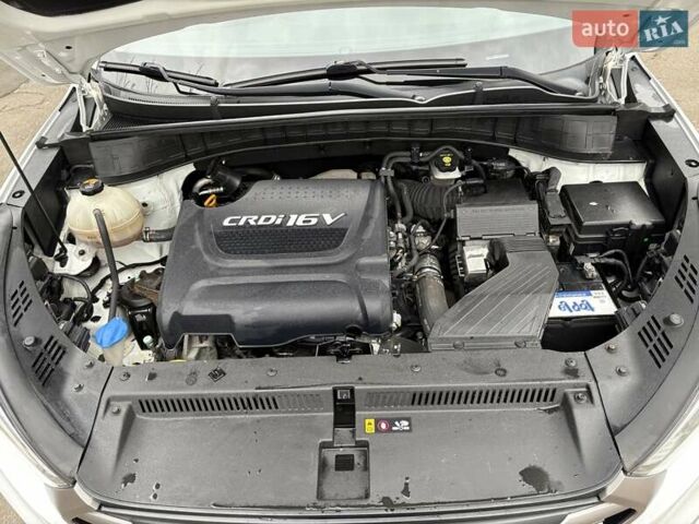 Белый Хендай Туксон, объемом двигателя 2 л и пробегом 203 тыс. км за 19000 $, фото 13 на Automoto.ua