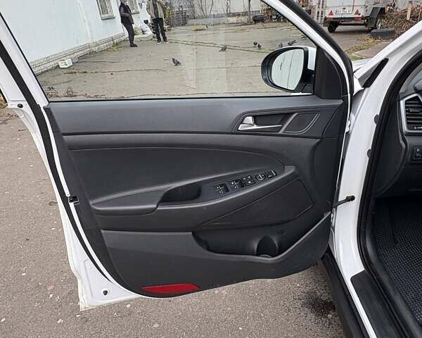 Белый Хендай Туксон, объемом двигателя 2 л и пробегом 203 тыс. км за 19000 $, фото 10 на Automoto.ua