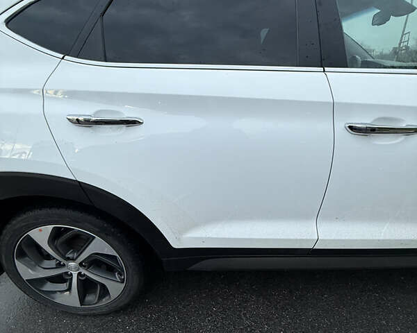 Белый Хендай Туксон, объемом двигателя 2 л и пробегом 152 тыс. км за 18500 $, фото 28 на Automoto.ua