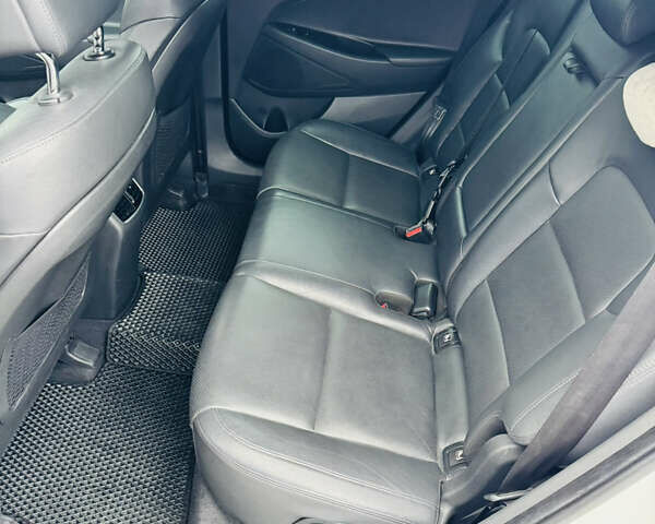 Белый Хендай Туксон, объемом двигателя 2 л и пробегом 173 тыс. км за 17200 $, фото 20 на Automoto.ua