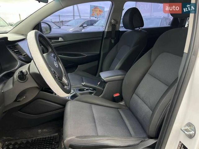 Белый Хендай Туксон, объемом двигателя 2 л и пробегом 147 тыс. км за 18740 $, фото 35 на Automoto.ua