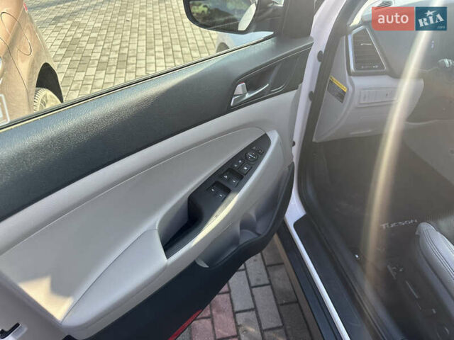 Белый Хендай Туксон, объемом двигателя 2 л и пробегом 103 тыс. км за 15800 $, фото 8 на Automoto.ua