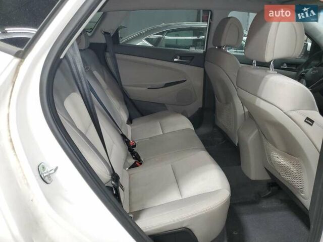 Белый Хендай Туксон, объемом двигателя 2 л и пробегом 102 тыс. км за 2900 $, фото 10 на Automoto.ua