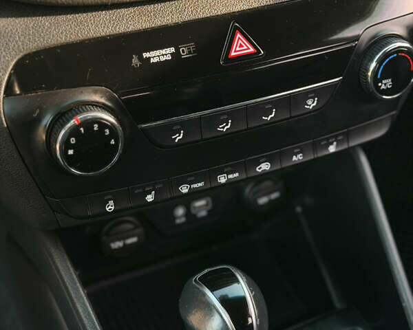 Белый Хендай Туксон, объемом двигателя 2 л и пробегом 184 тыс. км за 19700 $, фото 9 на Automoto.ua