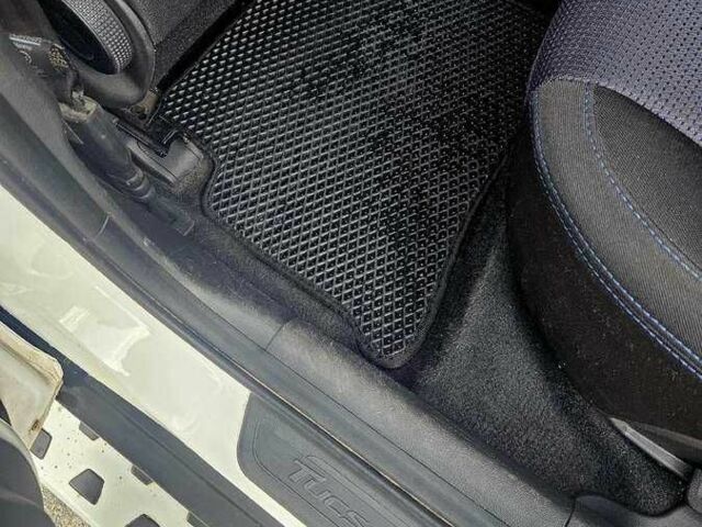 Білий Хендай Туксон, об'ємом двигуна 0 л та пробігом 77 тис. км за 9800 $, фото 14 на Automoto.ua