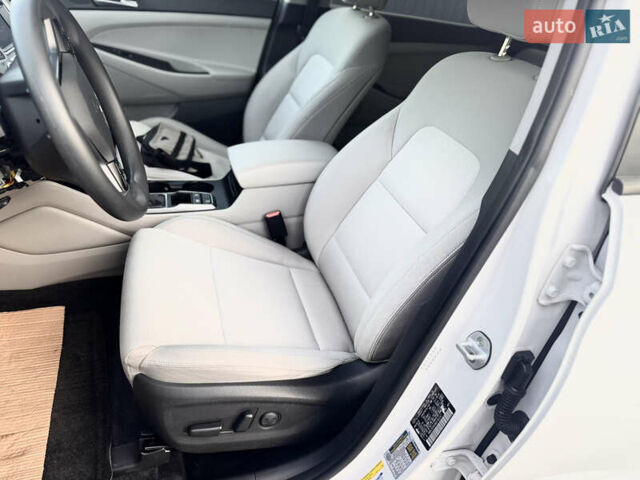 Белый Хендай Туксон, объемом двигателя 2 л и пробегом 130 тыс. км за 15998 $, фото 7 на Automoto.ua
