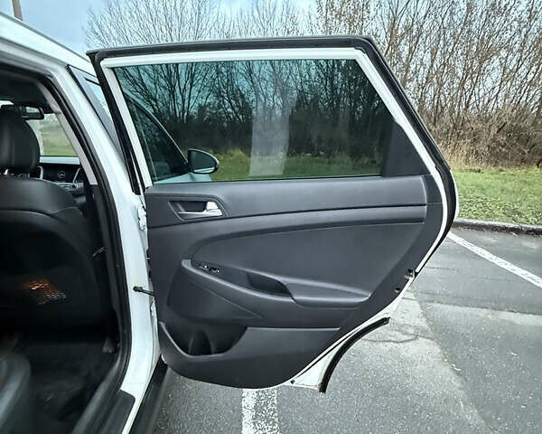 Белый Хендай Туксон, объемом двигателя 2 л и пробегом 152 тыс. км за 18500 $, фото 19 на Automoto.ua