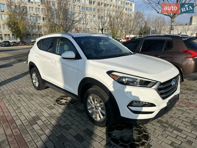 Белый Хендай Туксон, объемом двигателя 2 л и пробегом 103 тыс. км за 15800 $, фото 1 на Automoto.ua