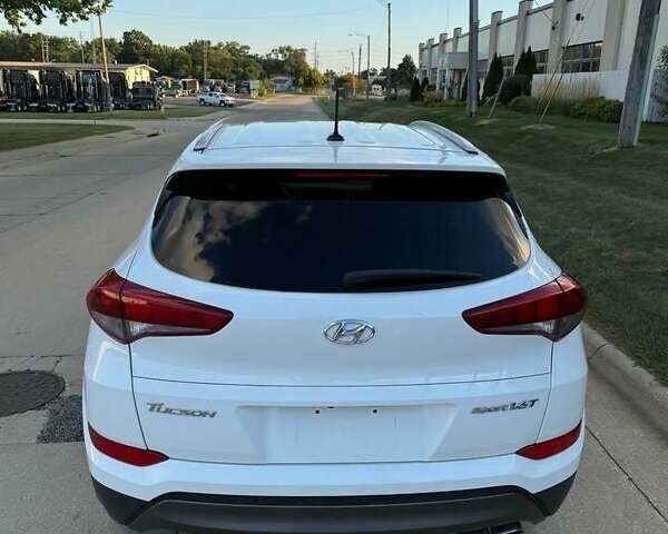 Белый Хендай Туксон, объемом двигателя 2 л и пробегом 110 тыс. км за 14000 $, фото 3 на Automoto.ua