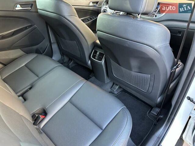 Білий Хендай Туксон, об'ємом двигуна 2 л та пробігом 148 тис. км за 22500 $, фото 64 на Automoto.ua