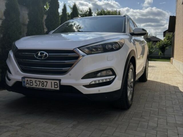 Белый Хендай Туксон, объемом двигателя 2 л и пробегом 220 тыс. км за 17200 $, фото 2 на Automoto.ua
