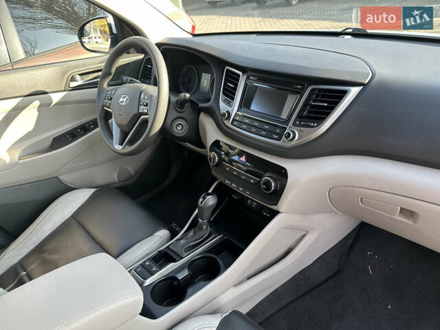Белый Хендай Туксон, объемом двигателя 2 л и пробегом 103 тыс. км за 15800 $, фото 5 на Automoto.ua