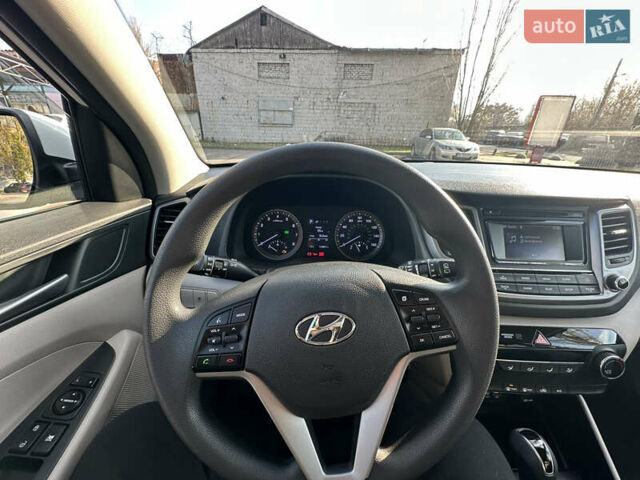 Белый Хендай Туксон, объемом двигателя 2 л и пробегом 103 тыс. км за 15800 $, фото 13 на Automoto.ua