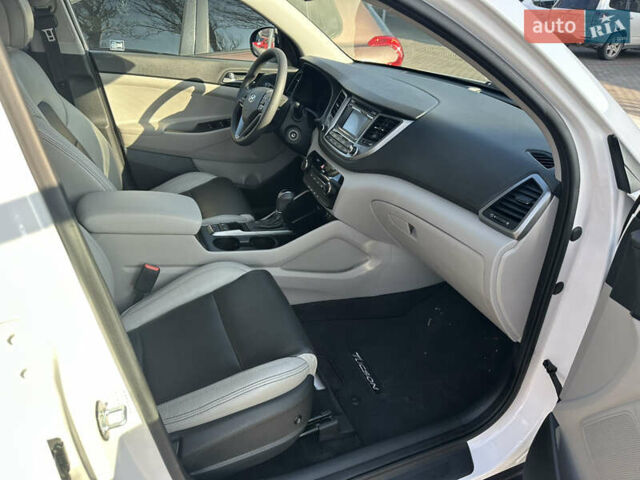 Белый Хендай Туксон, объемом двигателя 2 л и пробегом 103 тыс. км за 15800 $, фото 7 на Automoto.ua