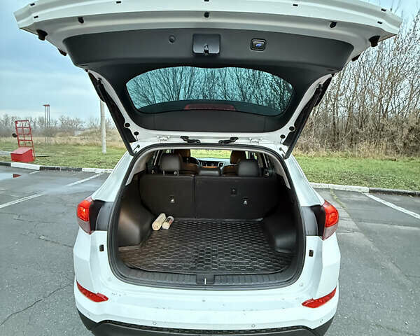 Белый Хендай Туксон, объемом двигателя 2 л и пробегом 152 тыс. км за 18500 $, фото 17 на Automoto.ua