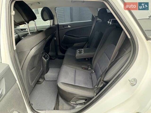 Белый Хендай Туксон, объемом двигателя 2 л и пробегом 203 тыс. км за 19000 $, фото 12 на Automoto.ua