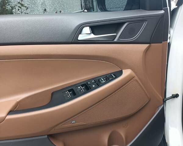Белый Хендай Туксон, объемом двигателя 2 л и пробегом 158 тыс. км за 21000 $, фото 16 на Automoto.ua