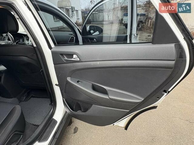 Белый Хендай Туксон, объемом двигателя 2 л и пробегом 203 тыс. км за 19000 $, фото 18 на Automoto.ua